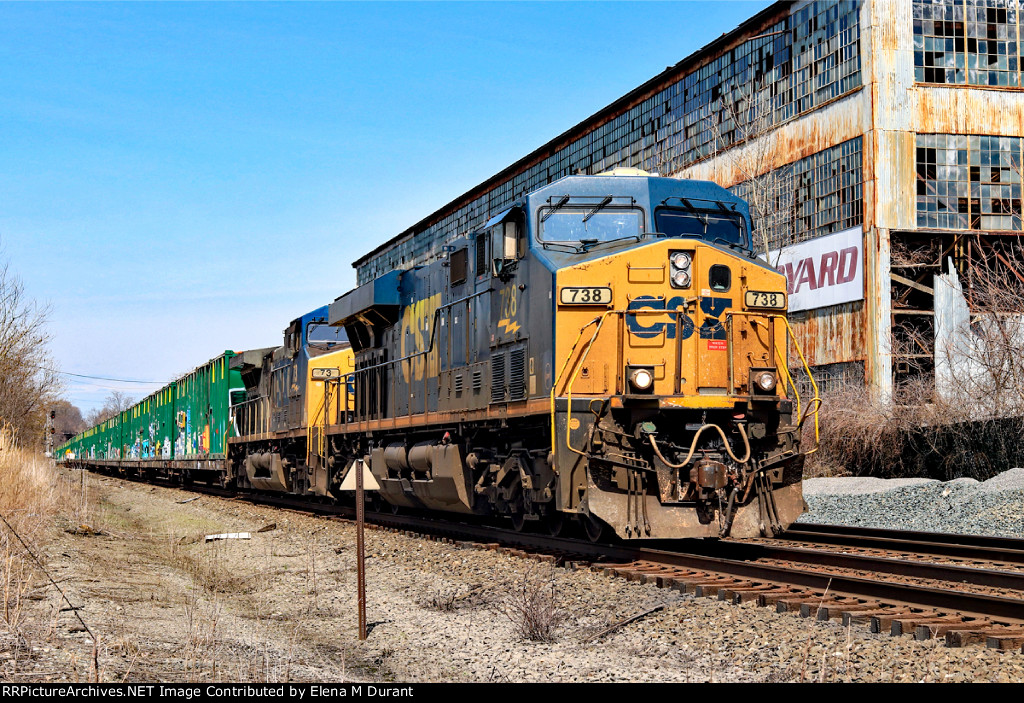 CSX 738 on Q-409